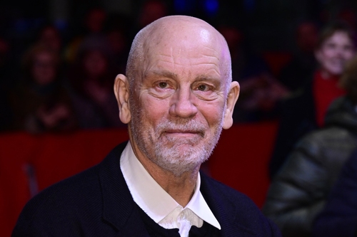 John Malkovich és Sam Rockwell egymás agyára megy az év legstílusosabb vígjátékában