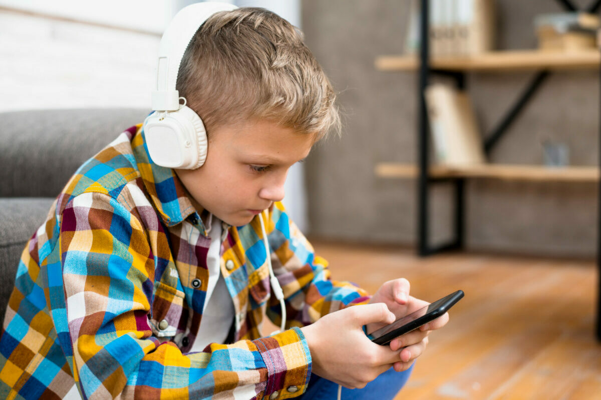 Digitális detox vagy macska-egér játék? Ausztrália mérlege a közösségimédia-stop után