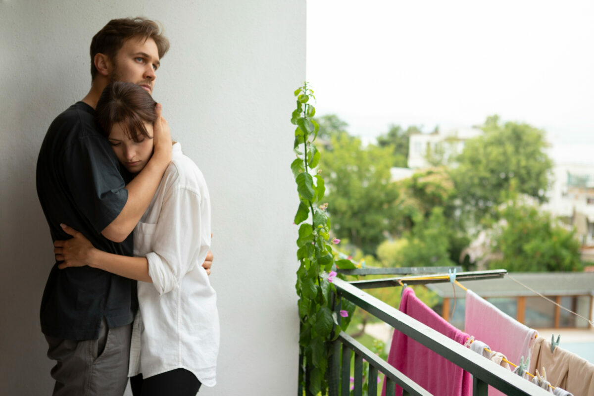 A szorongás háromszögében: Hogyan szeressünk valakit, akit gúzsba köt a félelem?