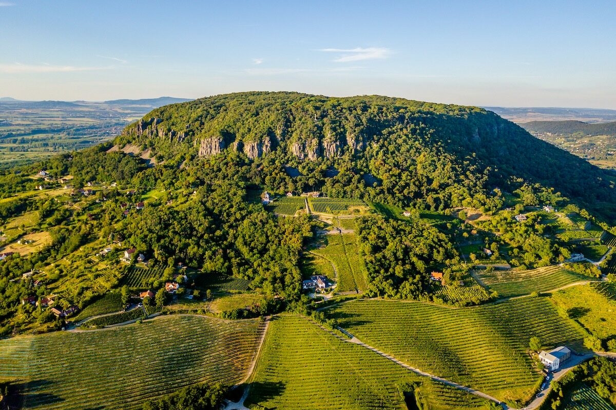 Fedezd fel a Balaton kevésbé ismert arcát – titkos bicikliutak, tanösvények és kilátók a magyar tengernél