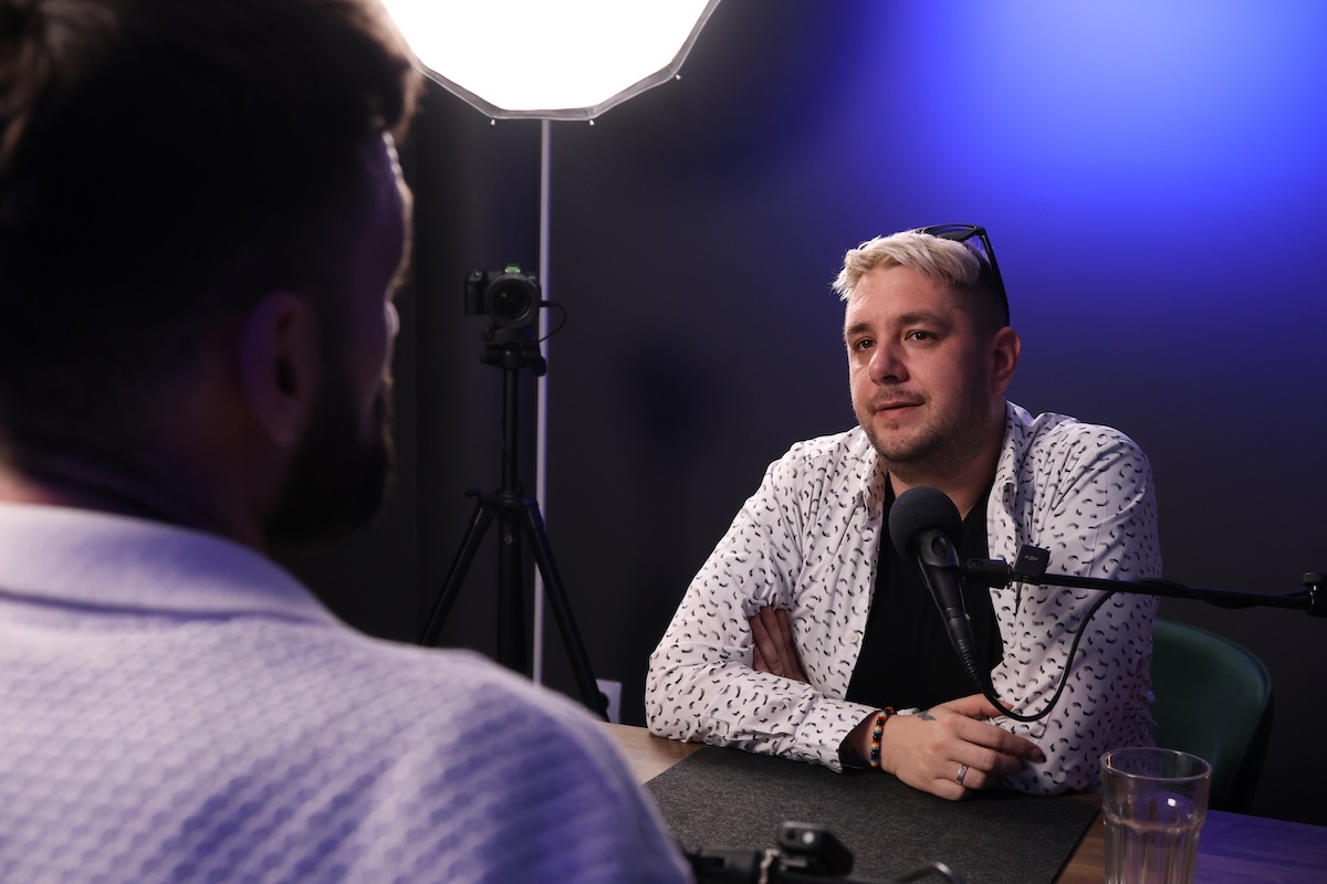 A katedra súlya: Miért nem a tananyaggal, hanem a kapcsolódással van a baj? – Balatoni József az Igényesférfi Podcastben