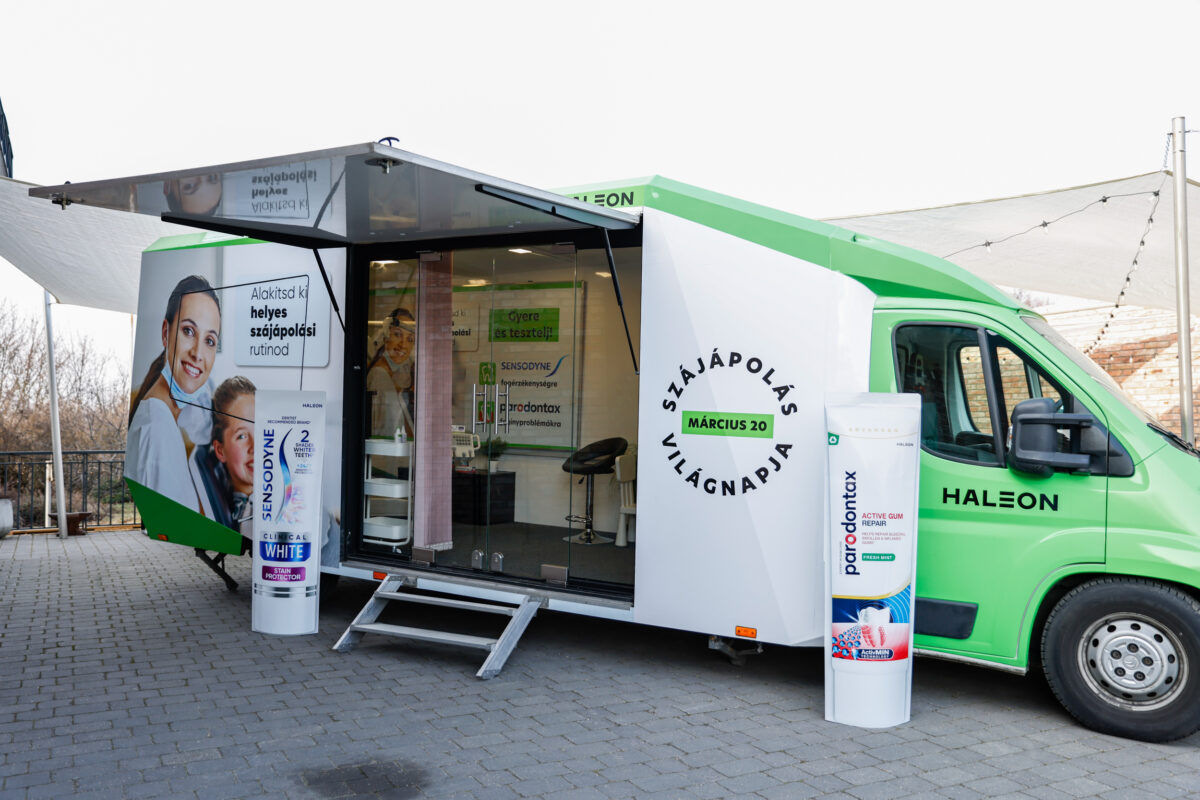 Szájápolás Világnapja 2026, helyes szájápolási rutin, fogínyvérzés ellen, fogérzékenység kezelése, Haleon Hungary, ingyenes fogászati szűrés, szűrőbusz állomások, Sensodyne, fogszuvasodás megelőzése, Igazgyöngy Alapítvány támogatás