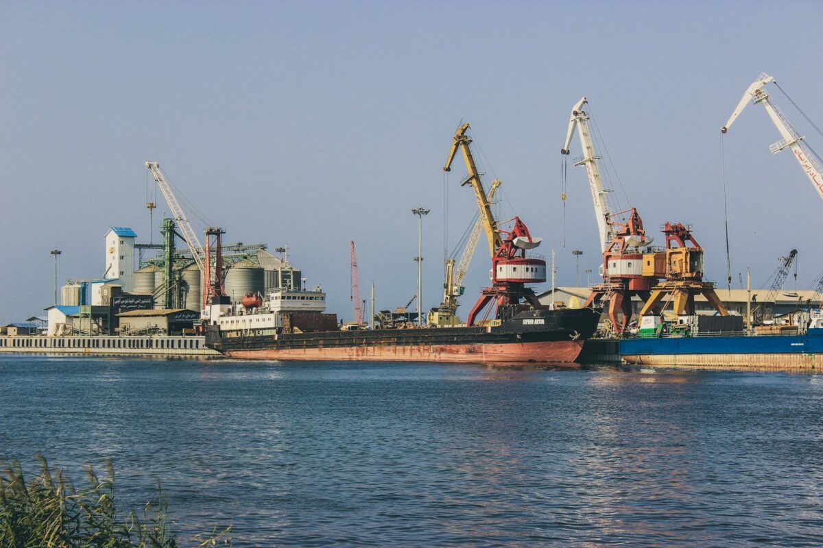 Olajpiaci feszültség: az Egyesült Államok átengedi az iráni tankereket a Hormuzi-szoroson