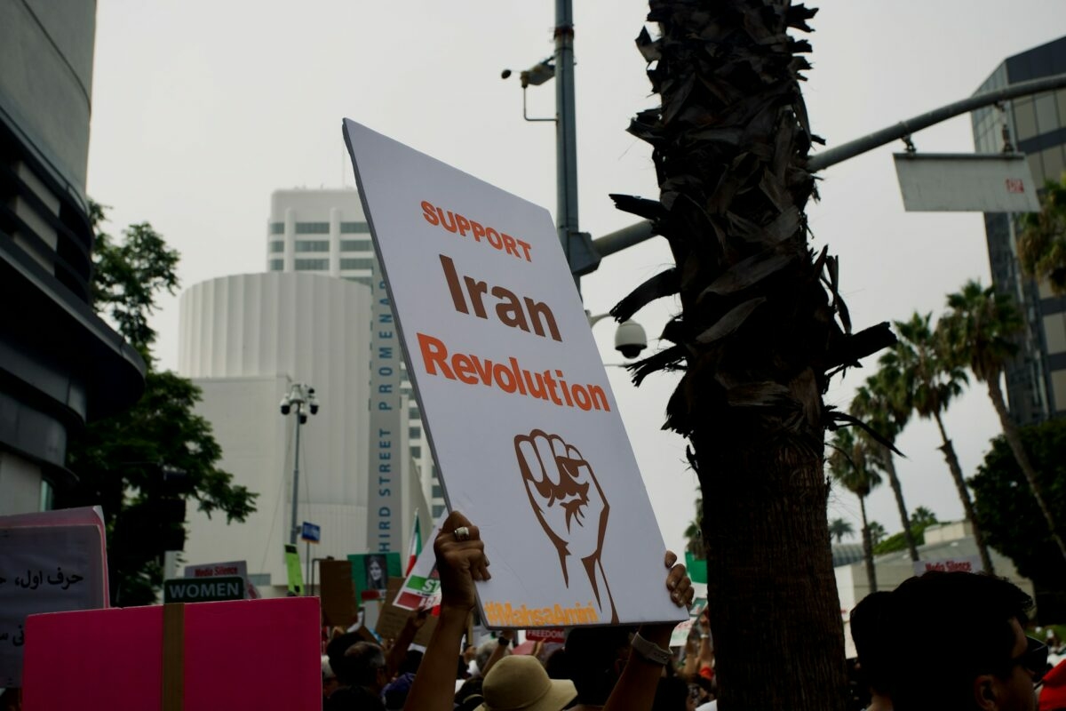 Izrael és Irán között nő a feszültség, miközben a világ a tárgyalásokban reménykedik