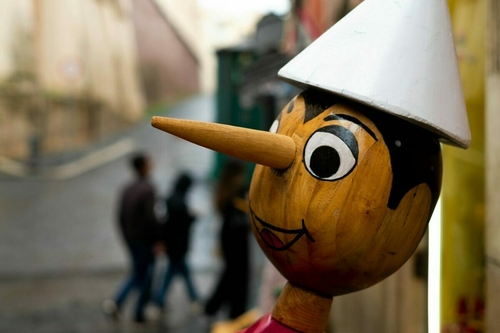 Brutális horrorfilmként születik újjá a Pinokkió: befutott az első előzetes