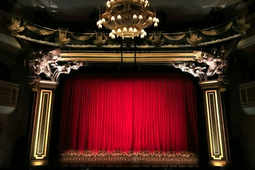 Íme minden, amit tudni akartál Quentin Tarantino első színdarabjáról