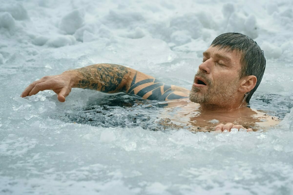Tényleg megéri szétfagyni? A wellness-trend, ami miatt tízezrek ugranak a jeges vízbe.