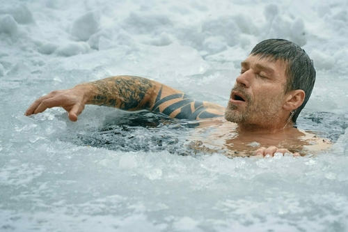 Tényleg megéri szétfagyni? A wellness-trend, ami miatt tízezrek ugranak a jeges vízbe.