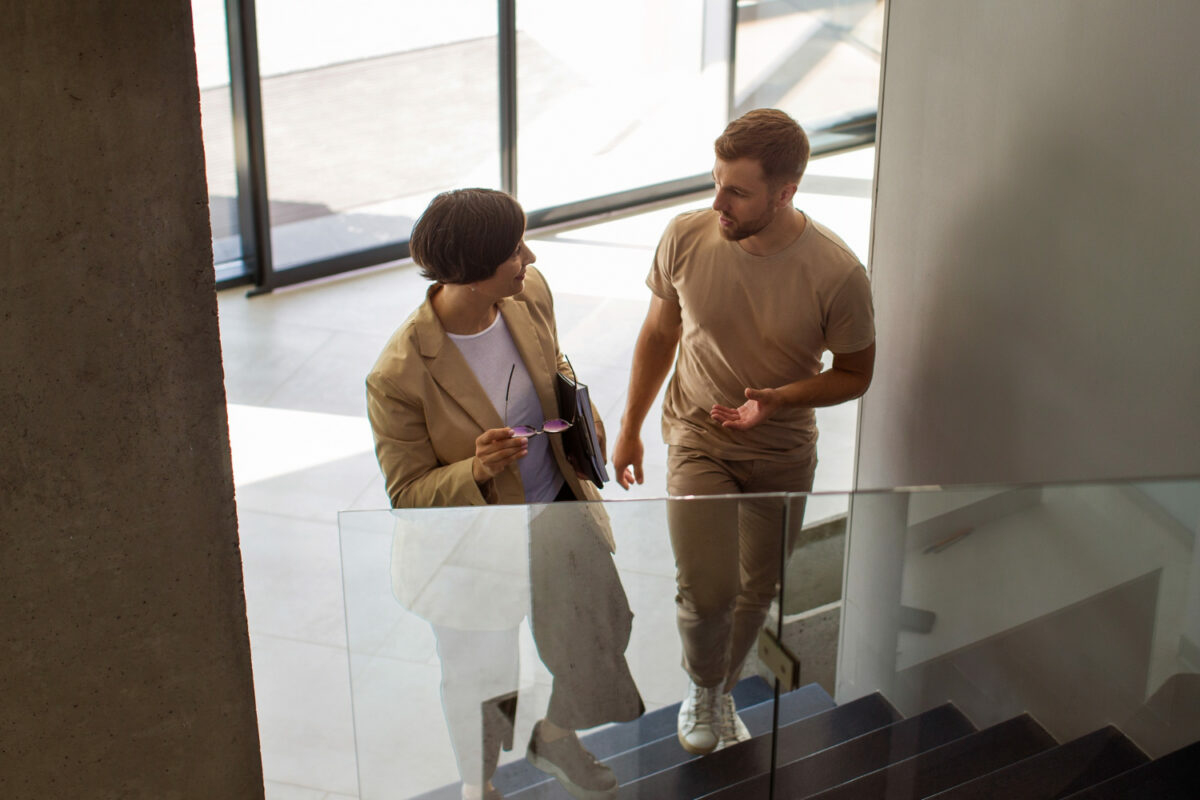Így cseréld le a kínos small talkot: 3 egyszerű beszélgetésindító, ami azonnal működik