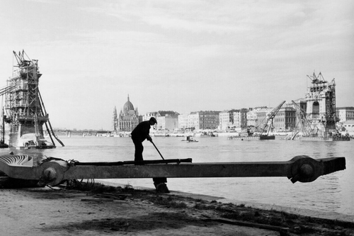 Új kiállítás Robert Capa eddig nem látott, Magyarországon készült fotóiból a Capa Központban