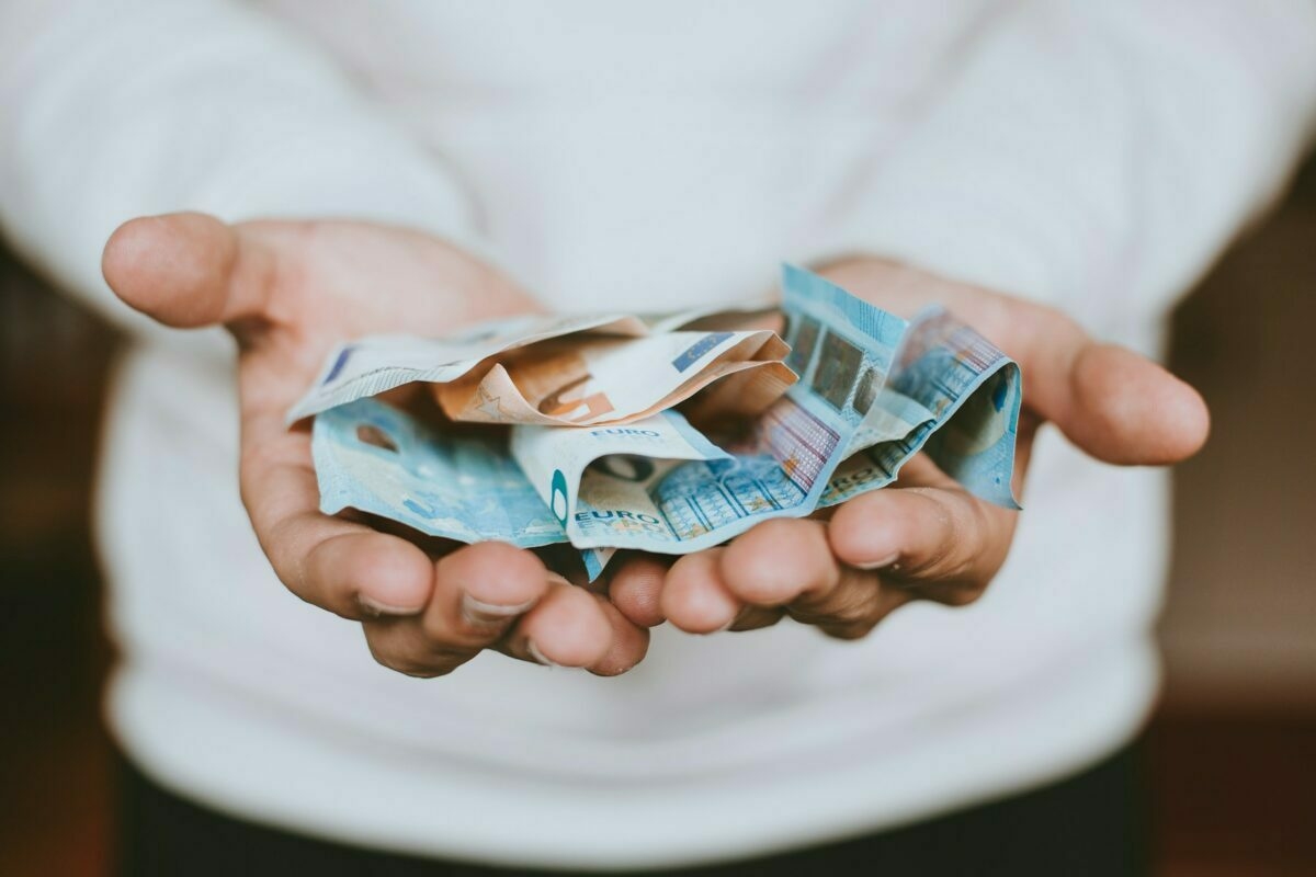 360 forintos euró mellett is könnyen bukhatunk a devizaszámlákon – Itt a lista a legolcsóbb megoldásokról