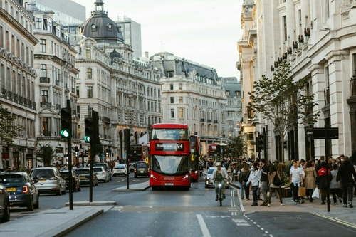 Recesszió a láthatáron: negyedmillió munkahely kerülhet veszélybe a brit gazdaságban