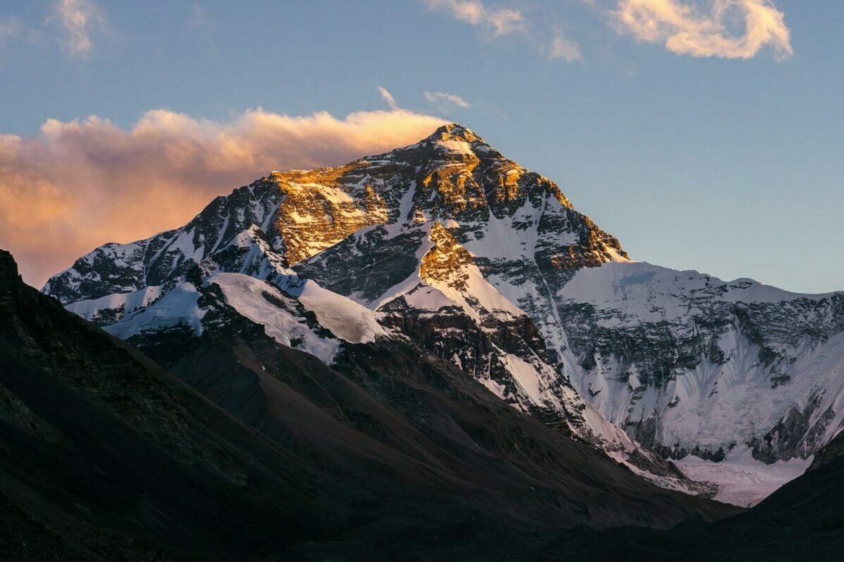 Hatalmas jégfal torlaszolja el az utat: Veszélyben a Mount Everest-szezon