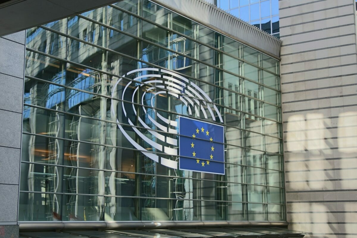 Hadat üzen az EU a közösségi média függőséget okozó funkcióinak