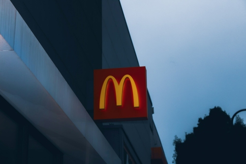 A Nike és a Starbucks már menekül, a McDonald’s viszont turbófokozatba kapcsol Kínában