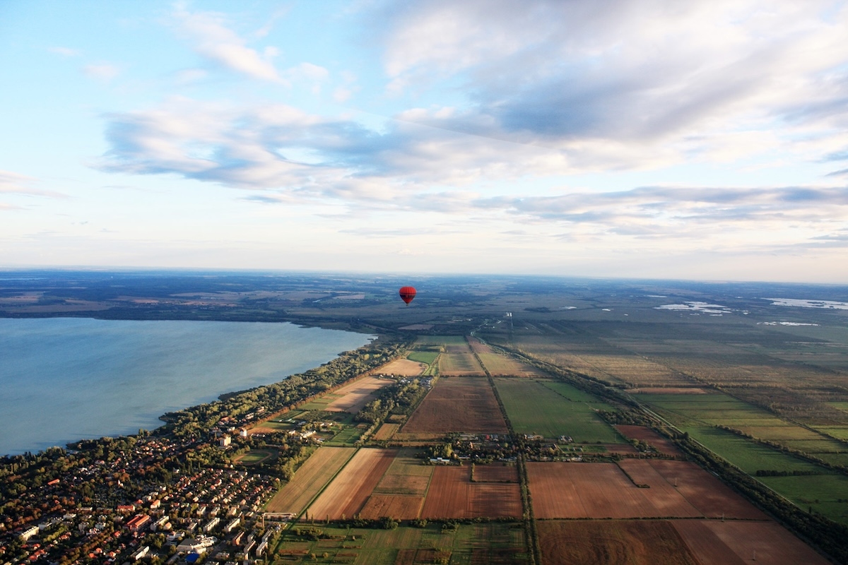 Hazai tájak új perspektívából: hőlégballonos kalandok várnak országszerte