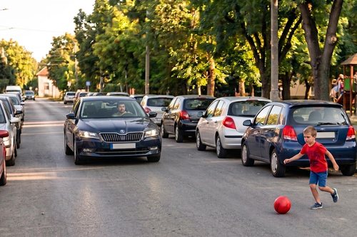 Kezdődik a nyári szünet: fokozott óvatosságra intik a szakértők az autósokat