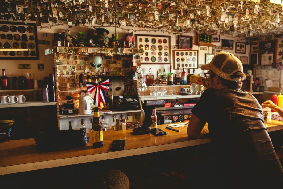 Miért félünk letenni az alkoholt? A FOMO hatása az ivásra