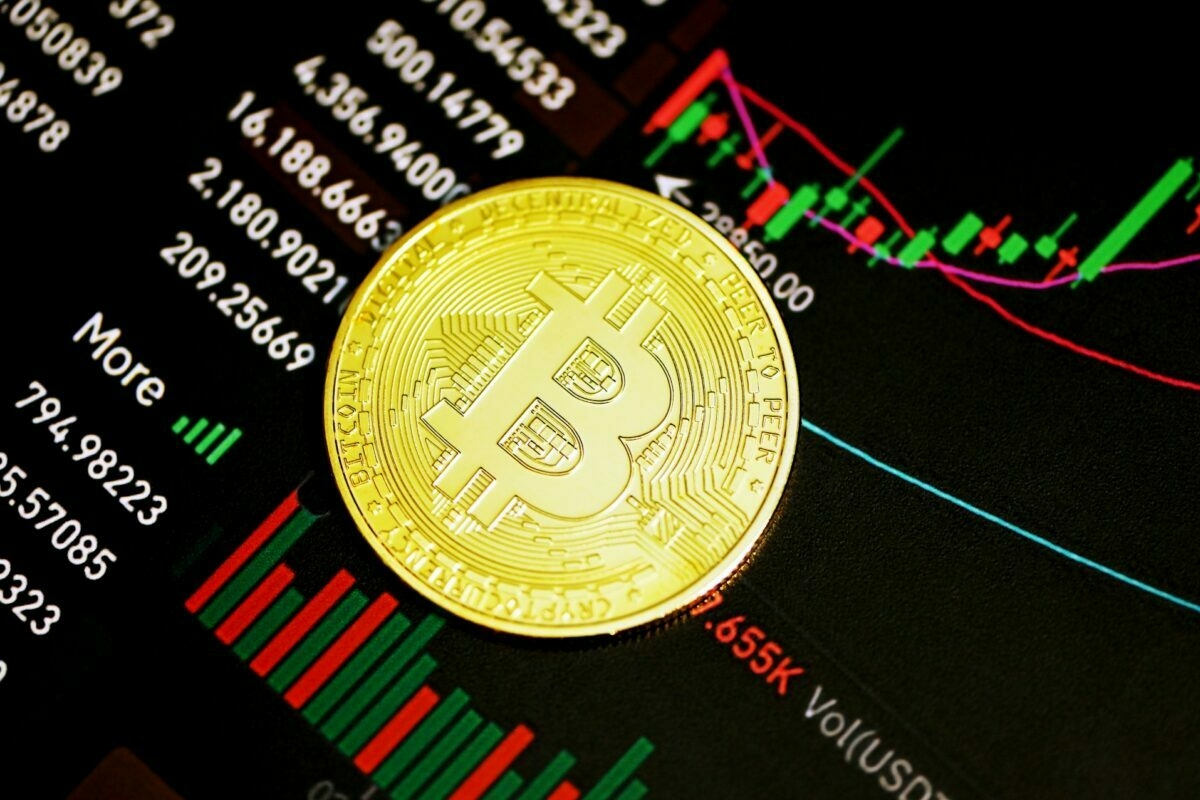 Kriptó-krach: 123 ezer dollárról esett vissza a Bitcoin, de a szakértők szerint ez normális