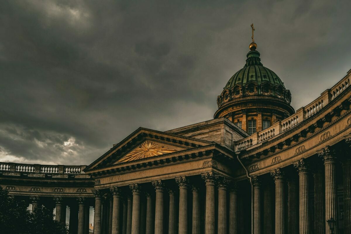 Ukrán dróntámadás érte Szentpétervárt Putyin luxusfórumának nyitányán