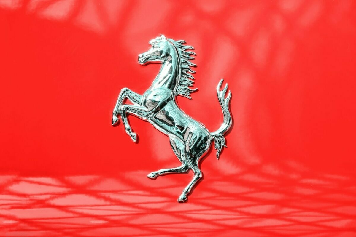 Az autó, ami miatt Enzo Ferrari forog a sírjában? Össztűz alatt az első elektromos Ferrari