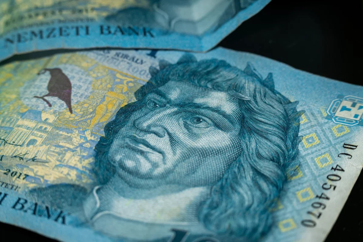 Brutálisan erősödik a forint az euróval szemben, látótávolságba került az ötéves csúcs
