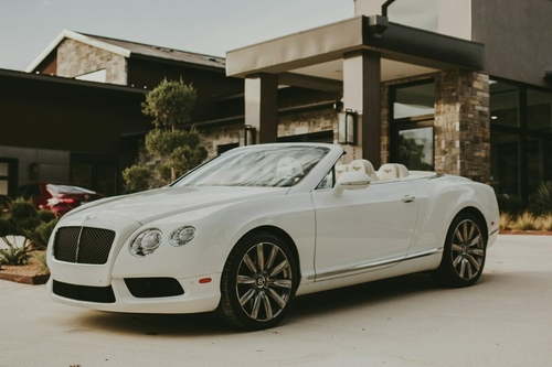 Négy keréken gördülő csoda: exkluzív modellel ünnepli jubileumát a Bentley