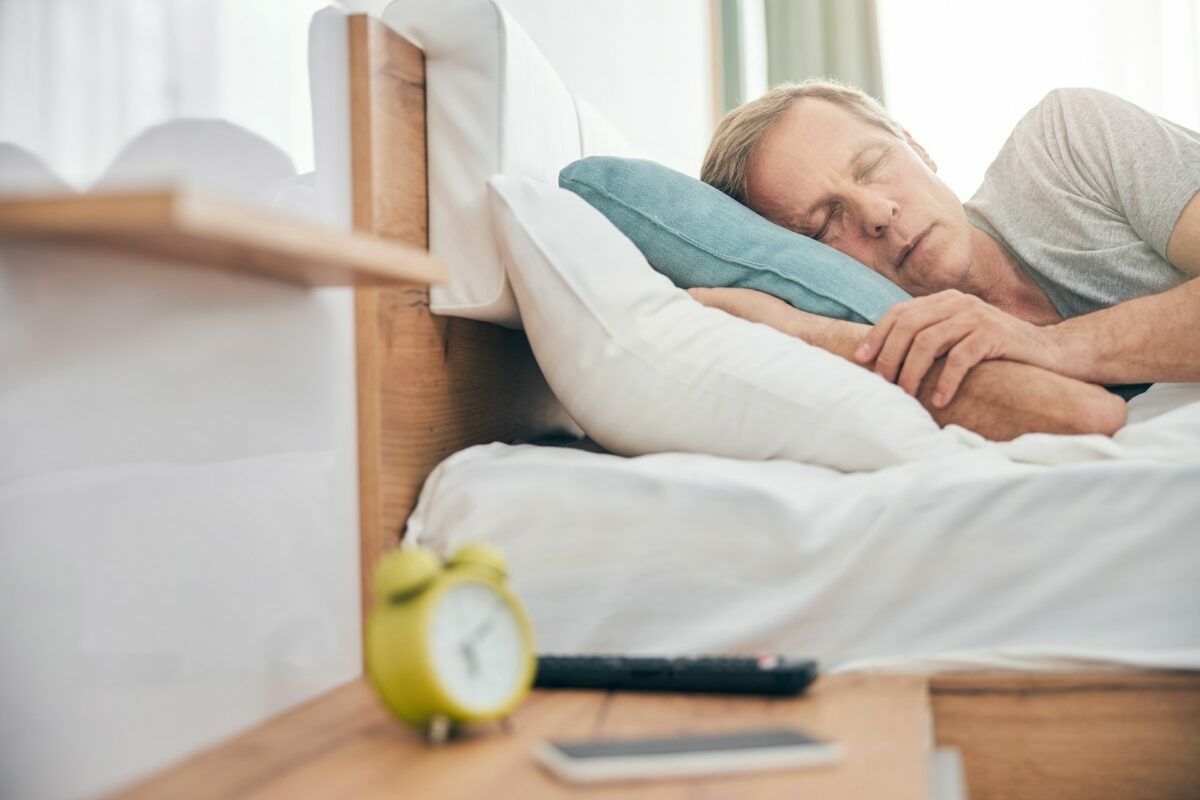 Ha elmúltál 40, a te szívedet is károsíthatja ez a veszélyes alvási szokás