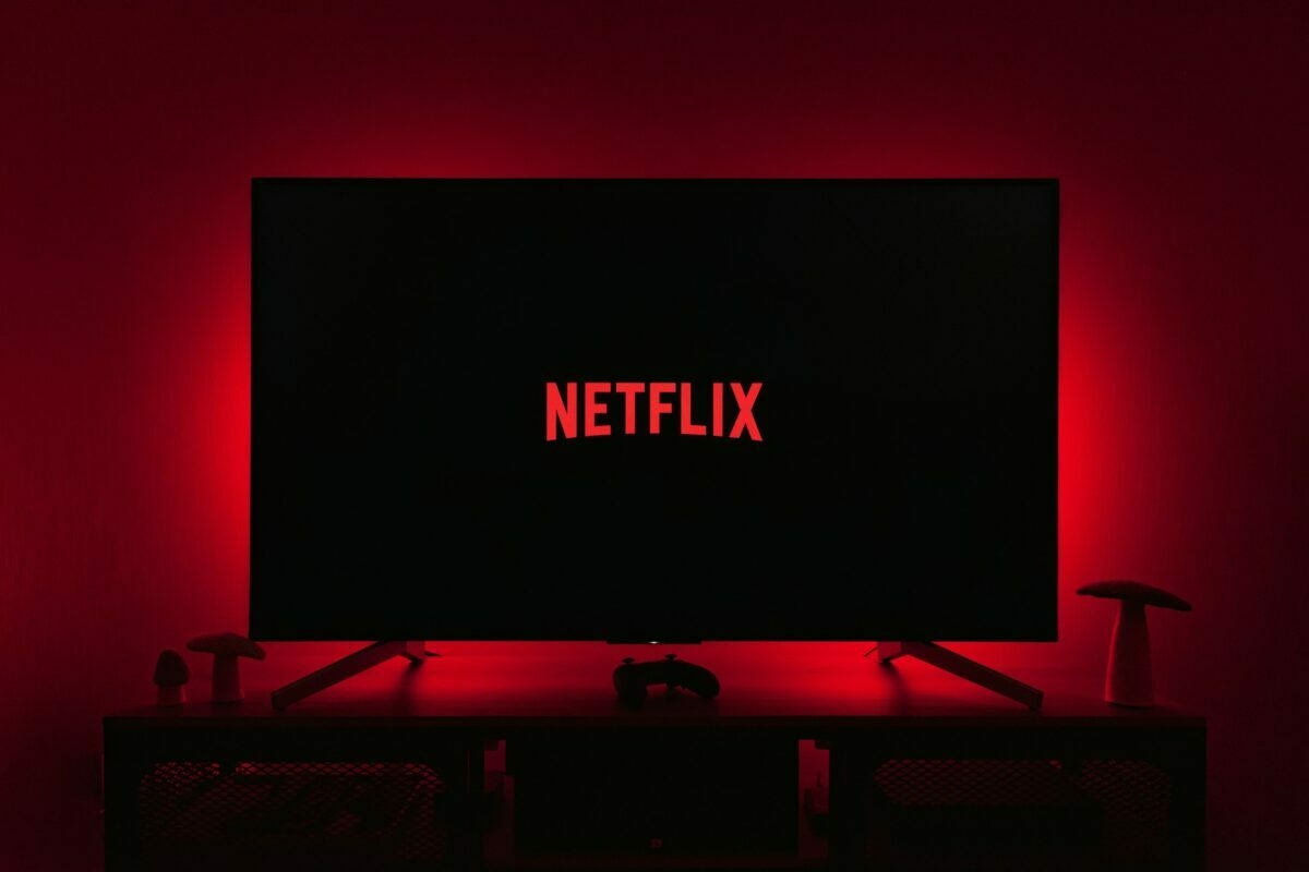 Josh Hartnett a Stranger Things sztárjával együtt indul szörnyvadászatra a Netflix új sorozatában