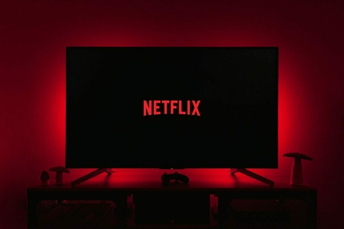 Josh Hartnett a Stranger Things sztárjával együtt indul szörnyvadászatra a Netflix új sorozatában