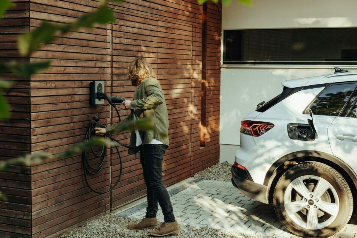 Egyre csak nyílik az árszakadék az elektromos és a benzines autók között