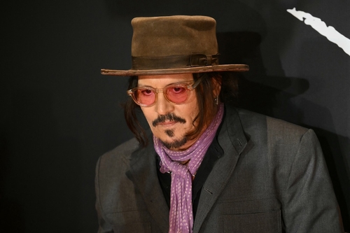A rajongók már vágják a centit: borzongató előzetest kapott Johnny Depp kőkemény thrillere