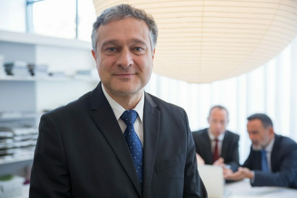 Ezt árulja el egy férfiról a tartása az üzleti világban