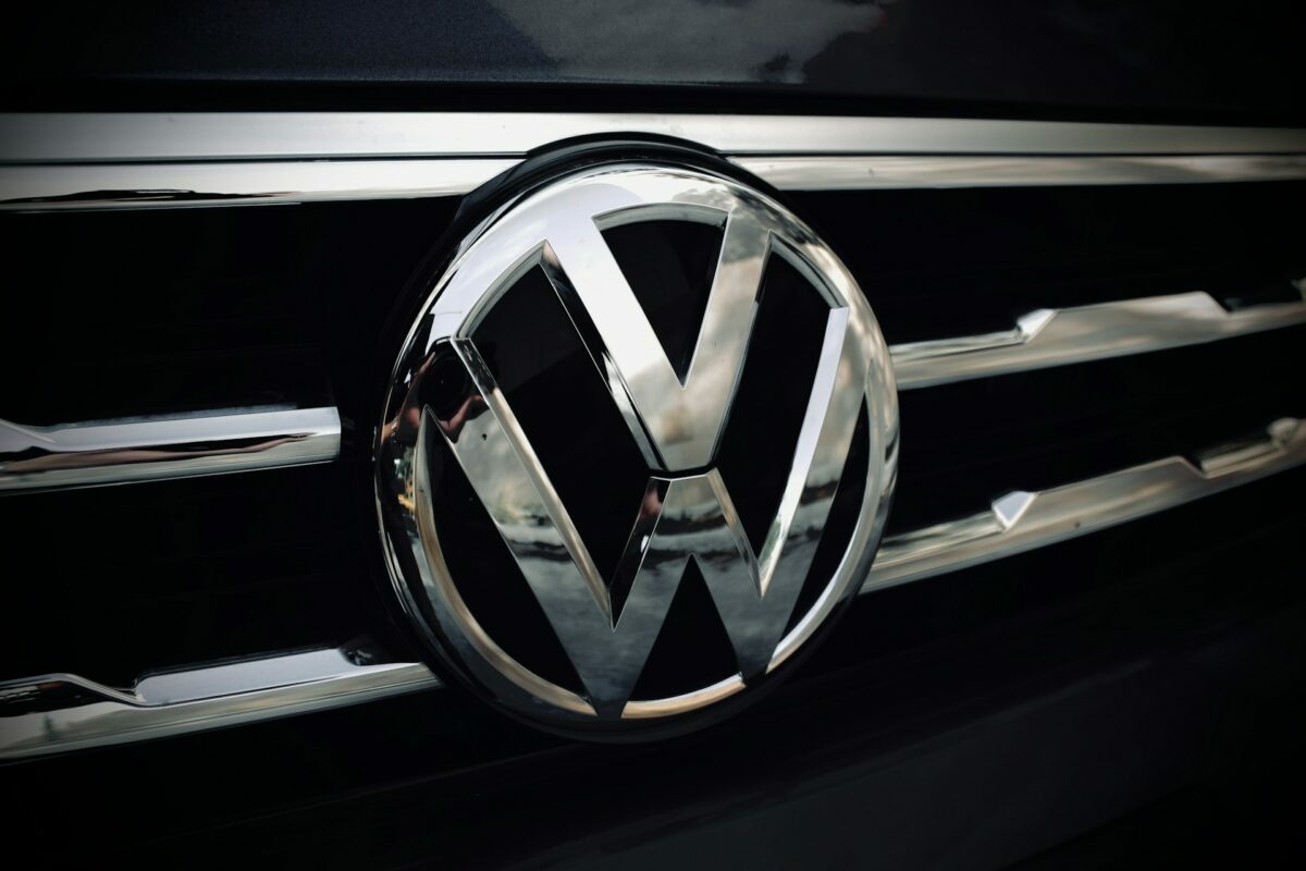 Megszűnhet a legendás európai autómárka, súlyos döntés előtt áll a Volkswagen