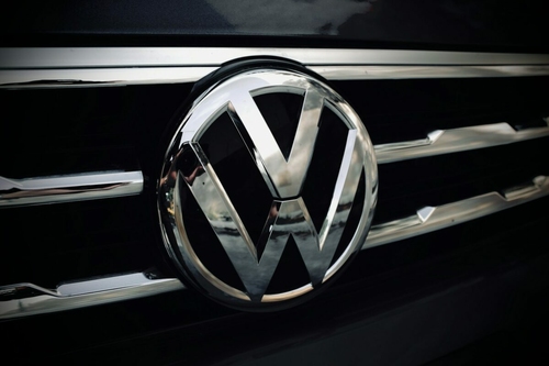 Megszűnhet a legendás európai autómárka, súlyos döntés előtt áll a Volkswagen