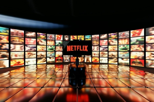 Spielberg klasszikusának babérjaira tör az év legjobban várt második világháborús filmje a Netflixen