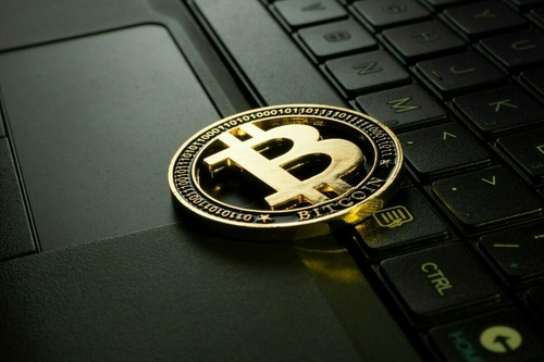 Megállíthatatlan a bitcoin: nyolchavi csúcs közelében szárnyal a kriptovaluta