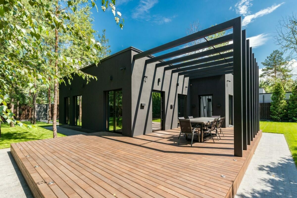 A bioklimatikus pergola lehet a modern terasz egyik legjobb befektetése