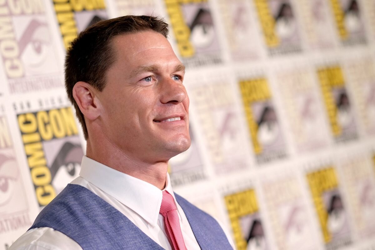 John Cena sötét hangulatú vígjátékában valóra válik a túlórázó apák rémálma