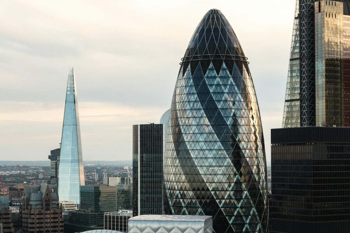 Hatalmi és gazdasági sakklépések: londoni csúcstalálkozó és ázsiai energiapiaci fordulatok
