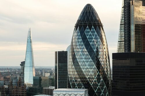 Hatalmi és gazdasági sakklépések: londoni csúcstalálkozó és ázsiai energiapiaci fordulatok